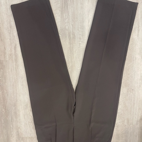 Wilfred The Effortless Pant in Peppercorn Gray. - Picture 3 of 11